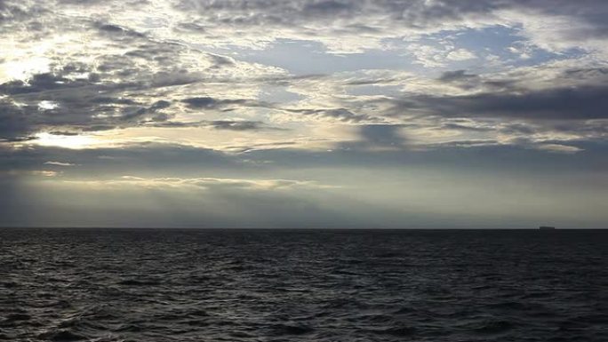 黑海白云生态海域海上景色流动海水