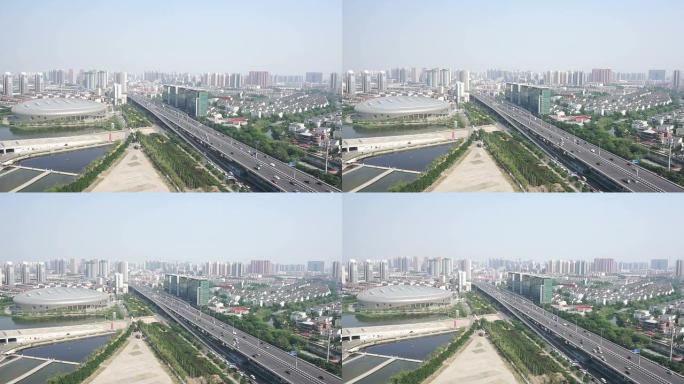 天津多车道高速公路和建筑物上的繁忙交通，实时。