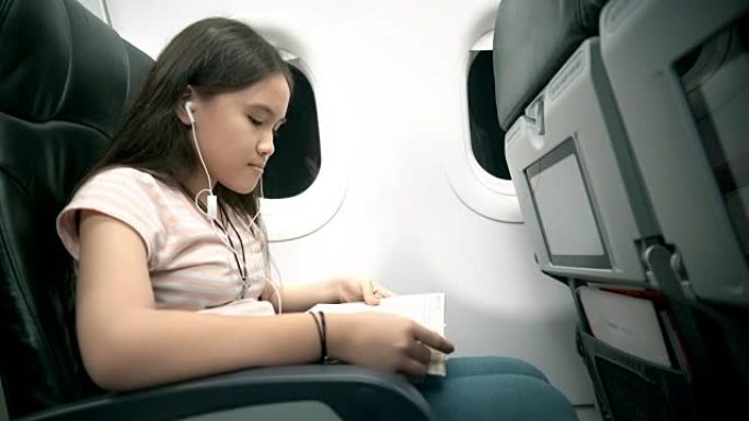 女孩在飞机上看书读书