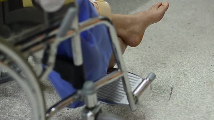 矫形的小腿受伤手推车轮椅