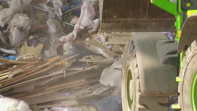 挖掘机移动废物堆施工场地废弃物