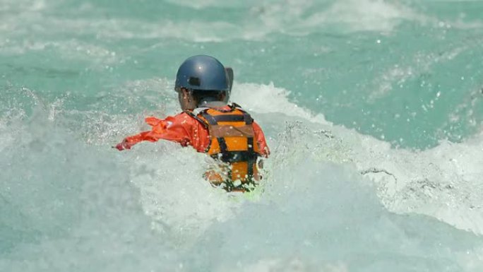 高清: 皮划艇运动员与急流作战
