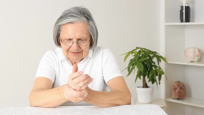 老年妇女手关节炎疼痛