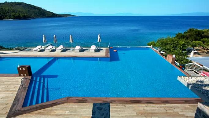 斯科普洛斯岛游泳池的躺椅和雨伞