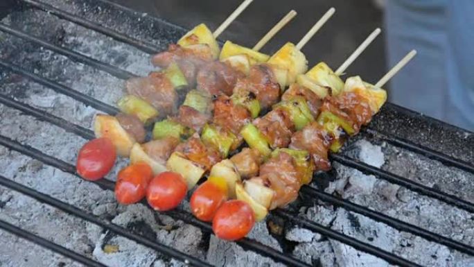 酒吧-B-Q或烧烤烹饪。用西红柿、菠萝和辣椒烤肉串。