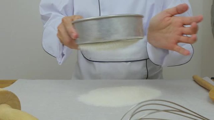 厨师的筛分面粉