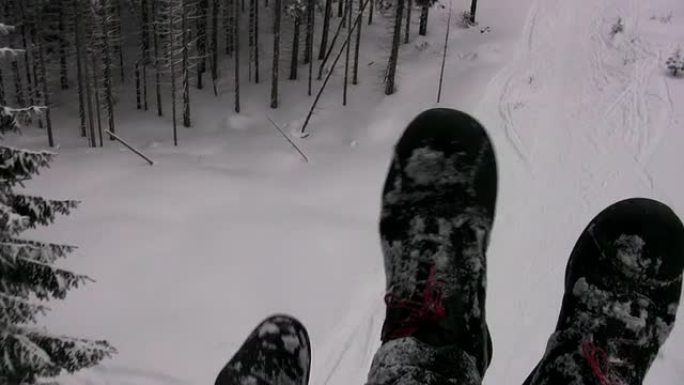 在滑雪缆车上滑雪缆车上