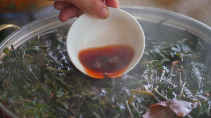 制作中国清明节的传统食物五色糯米饭的工序