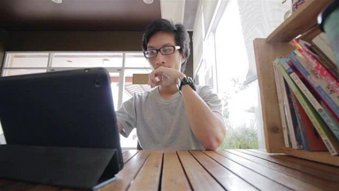 男人在咖啡店里使用平板电脑