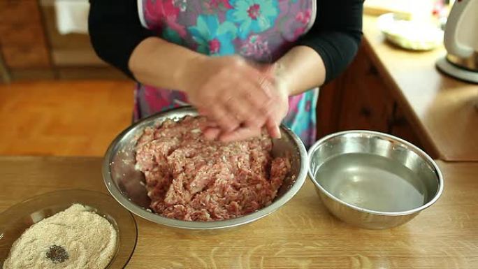 制作美国牛肉汉堡做饭牛肉肉末