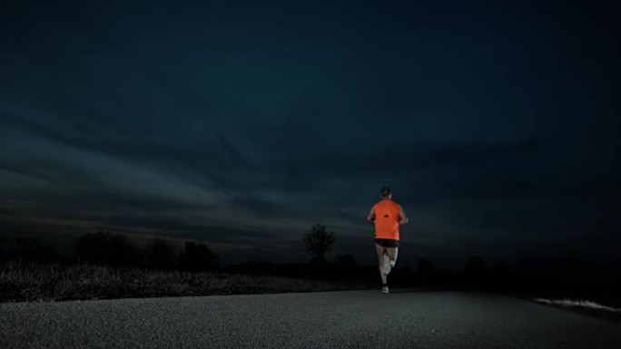 SLO MO DS男运动员在夜间进行马拉松训练
