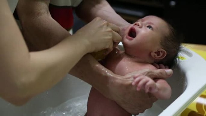 新生儿洗澡:1080p高清VDO