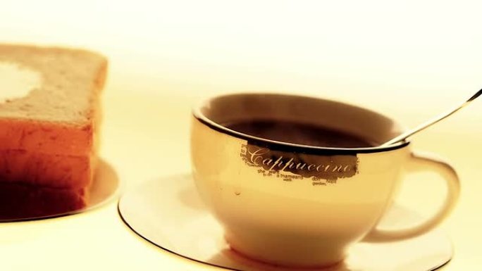 早餐配蜂蜜面包和咖啡