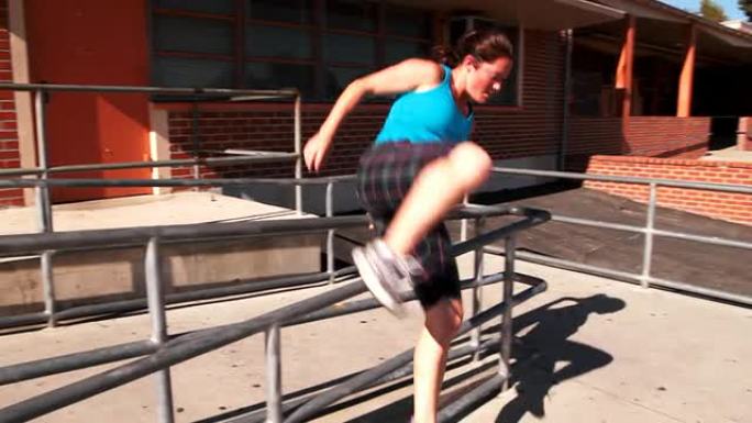 跑酷女孩在她的环境中创造性地移动