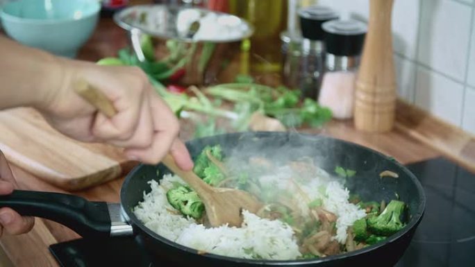 为椰浆饭准备蔬菜和鸡肉