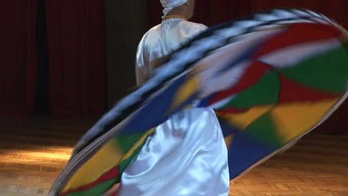 男子跳阿拉伯舞表演的外国男人
