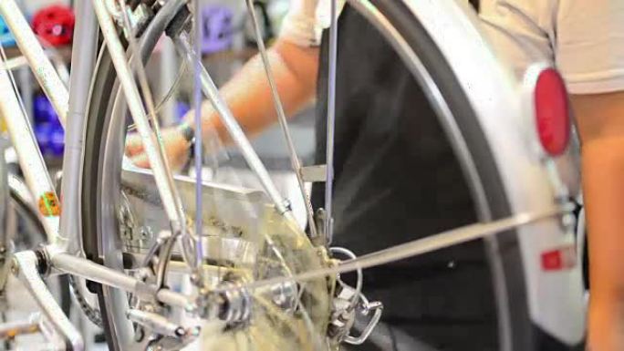 自行车店。自行车修理车轮转动修理工人