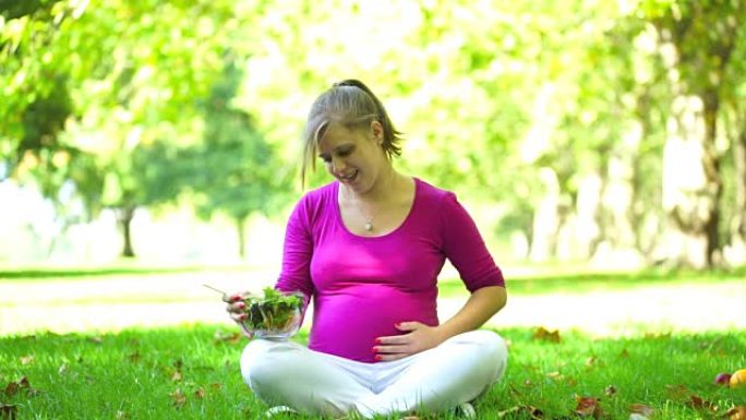 夏天公园里快乐年轻的孕妇
