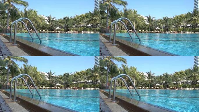 带热带棕榈树和海滩的游泳池