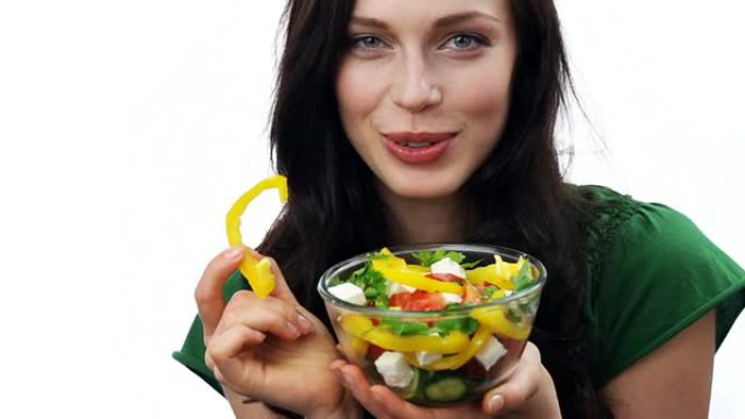 HD：开心的微笑，说话，女人配蔬菜沙拉，白色