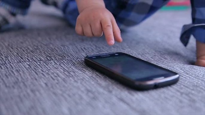 玩手机的婴儿玩手机的婴儿爬行互联网