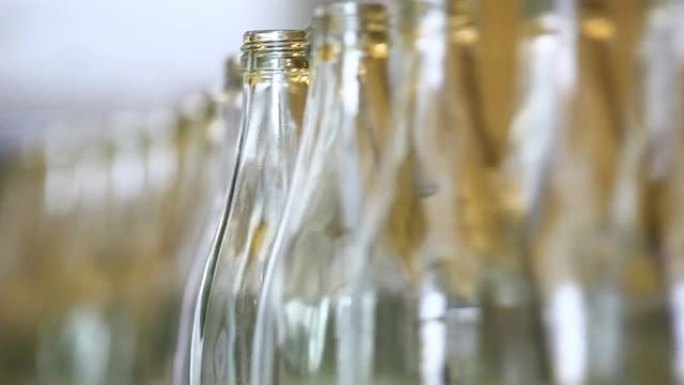 软饮料灌装线特写制作的玻璃瓶流转