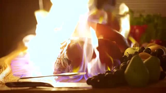 火焰中的中等肉块被水果包围