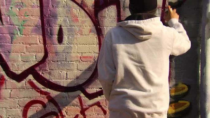 涂鸦艺术家绘制城市墙壁的中广角镜头