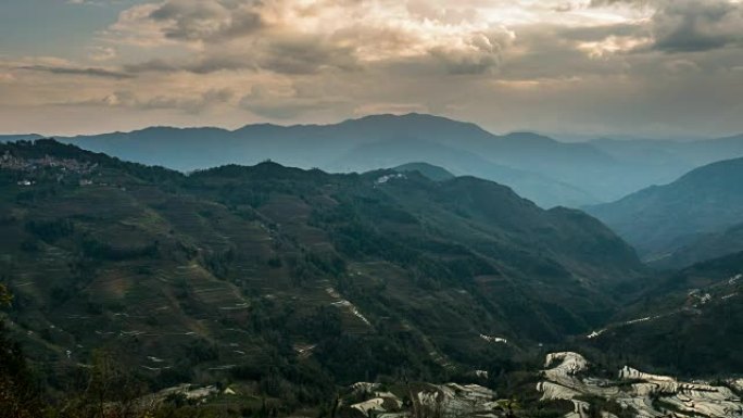 中国有光线的山地和水稻梯田景观