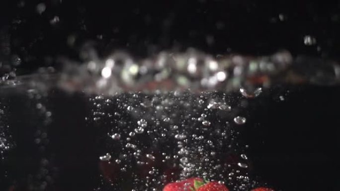 超慢动作：草莓落入水中