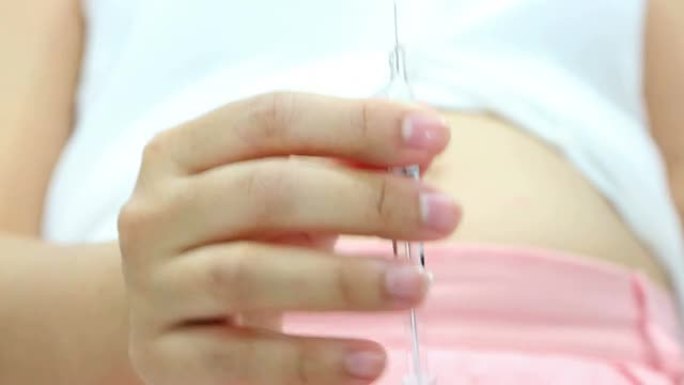 女性注射药物为试管婴儿治疗做准备