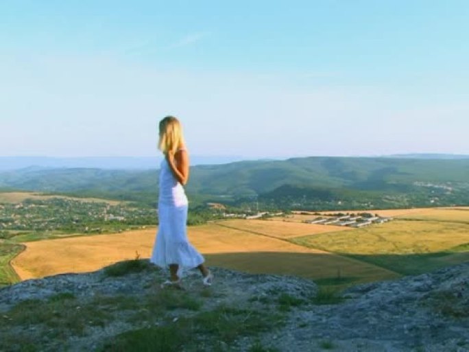 女孩在大自然中享受乐趣