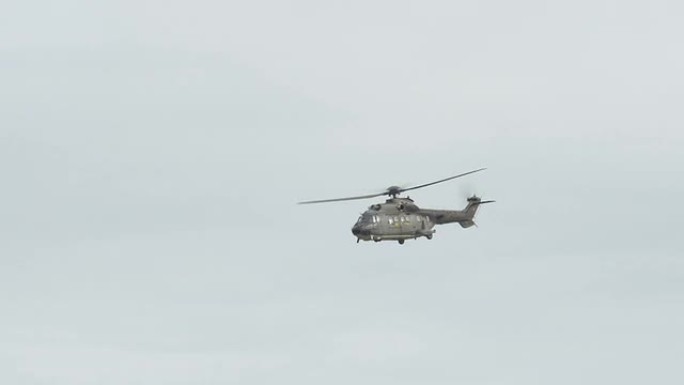 特技飞行中的超级美洲狮直升机