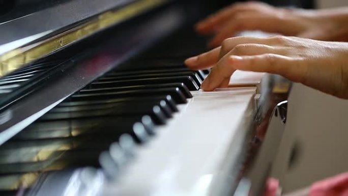 一个年轻女子弹钢琴的手