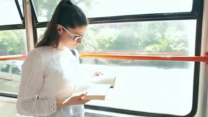 女性在电车上读她最喜欢的书。