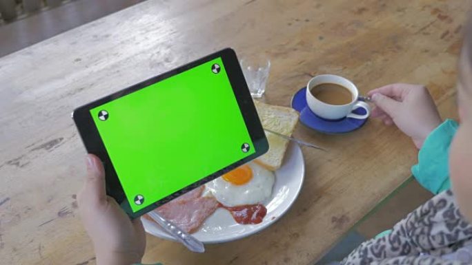 早餐使用绿屏数字平板电脑