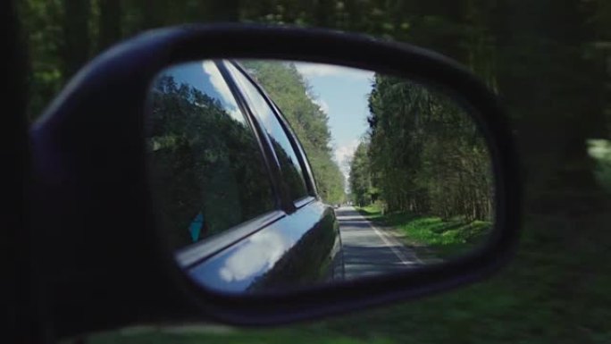 慢动作: 侧镜上的道路