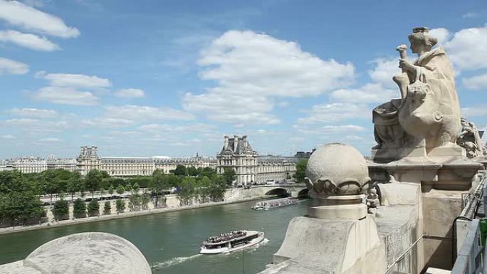 乘船经过卢浮宫外国地标建筑风景区国外风景