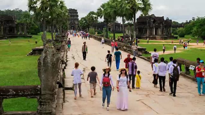 柬埔寨暹粒世界上最大的宗教建筑吴哥窟神庙的游客。