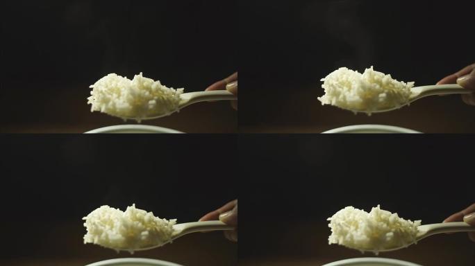 用勺子把米饭拿出来。