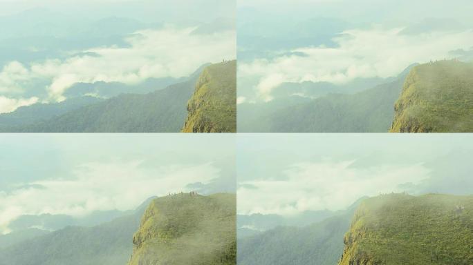 平移: 雾在Sanknokwua峰后面