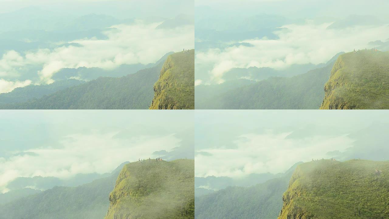 平移: 雾在Sanknokwua峰后面