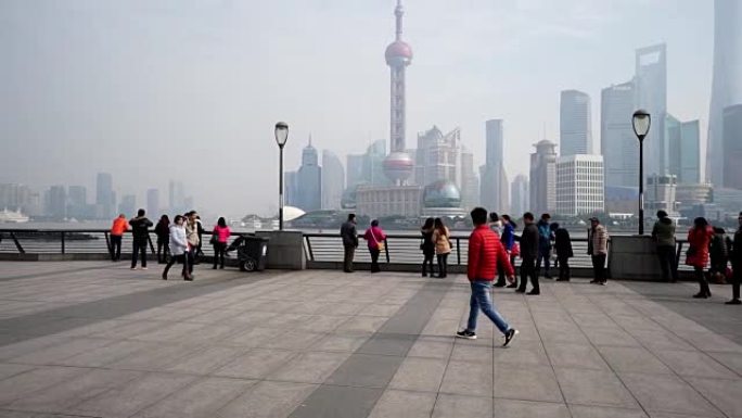 中国上海-2015年11月28日: 游客们在外滩漫步的全景，中国上海