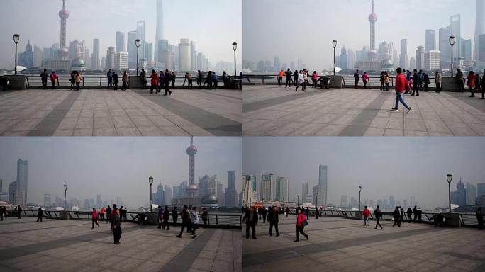 中国上海-2015年11月28日: 游客们在外滩漫步的全景，中国上海