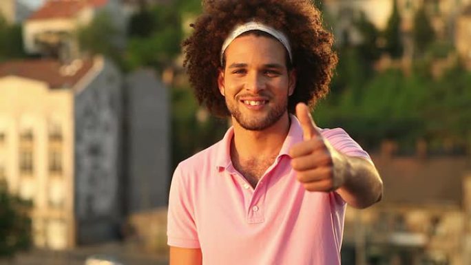 年轻的古巴男子拉丁裔模特爆炸头粉色上衣