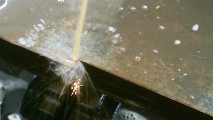 线材切割机特写镜头钢板钢材水流降温