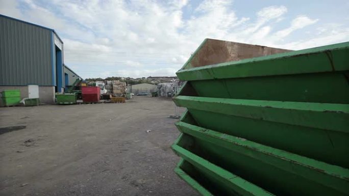 回收中心堆放的垃圾桶和卡车