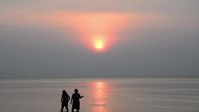 泰国prahuap Khiri Khan Wanakorn海滩日落时分的情侣爱