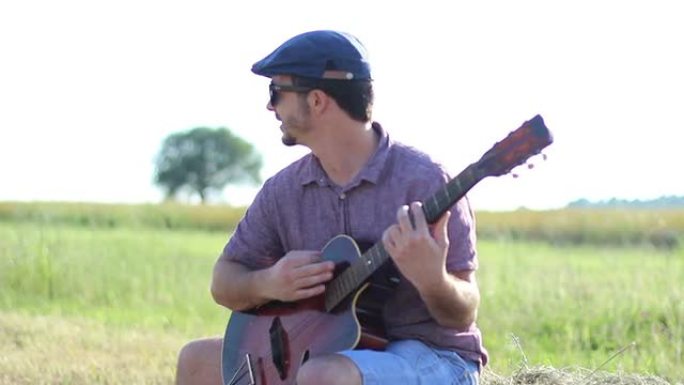 吉他手外国人坐在草地上弹吉他