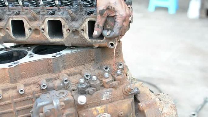 修理汽车发动机